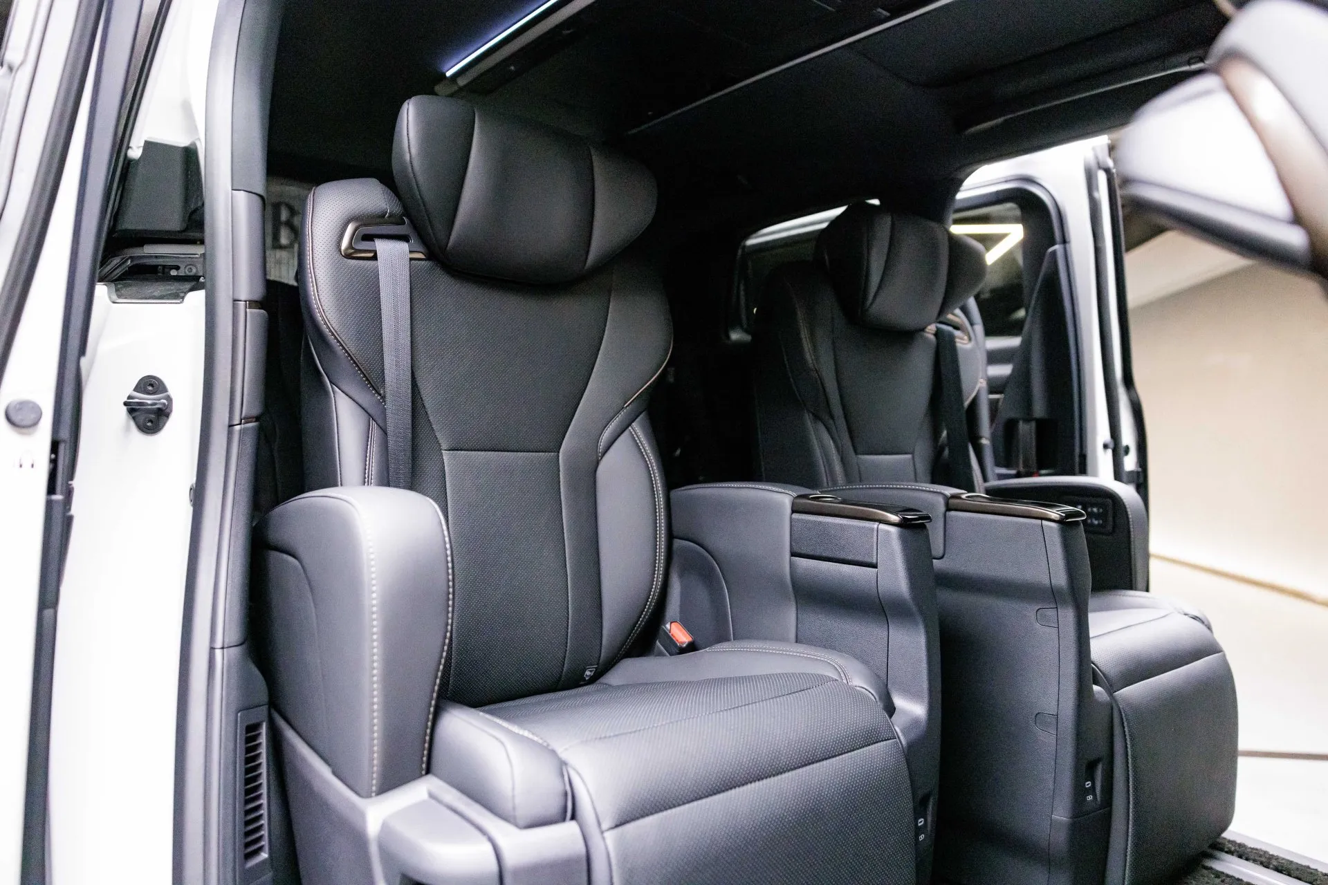 Toyota Alphard Z · 7
