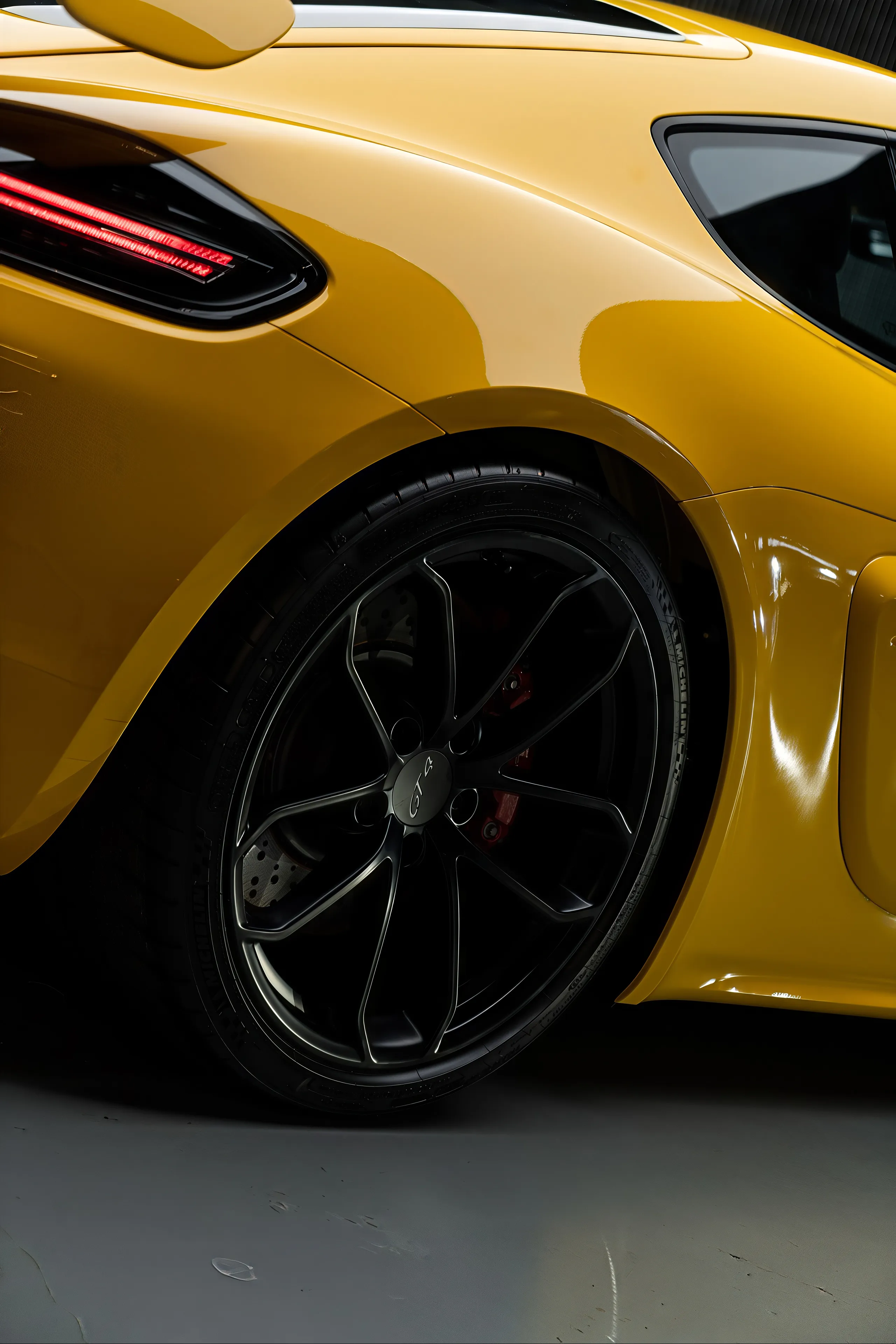 Porsche 718 Cayman GT4 · 7