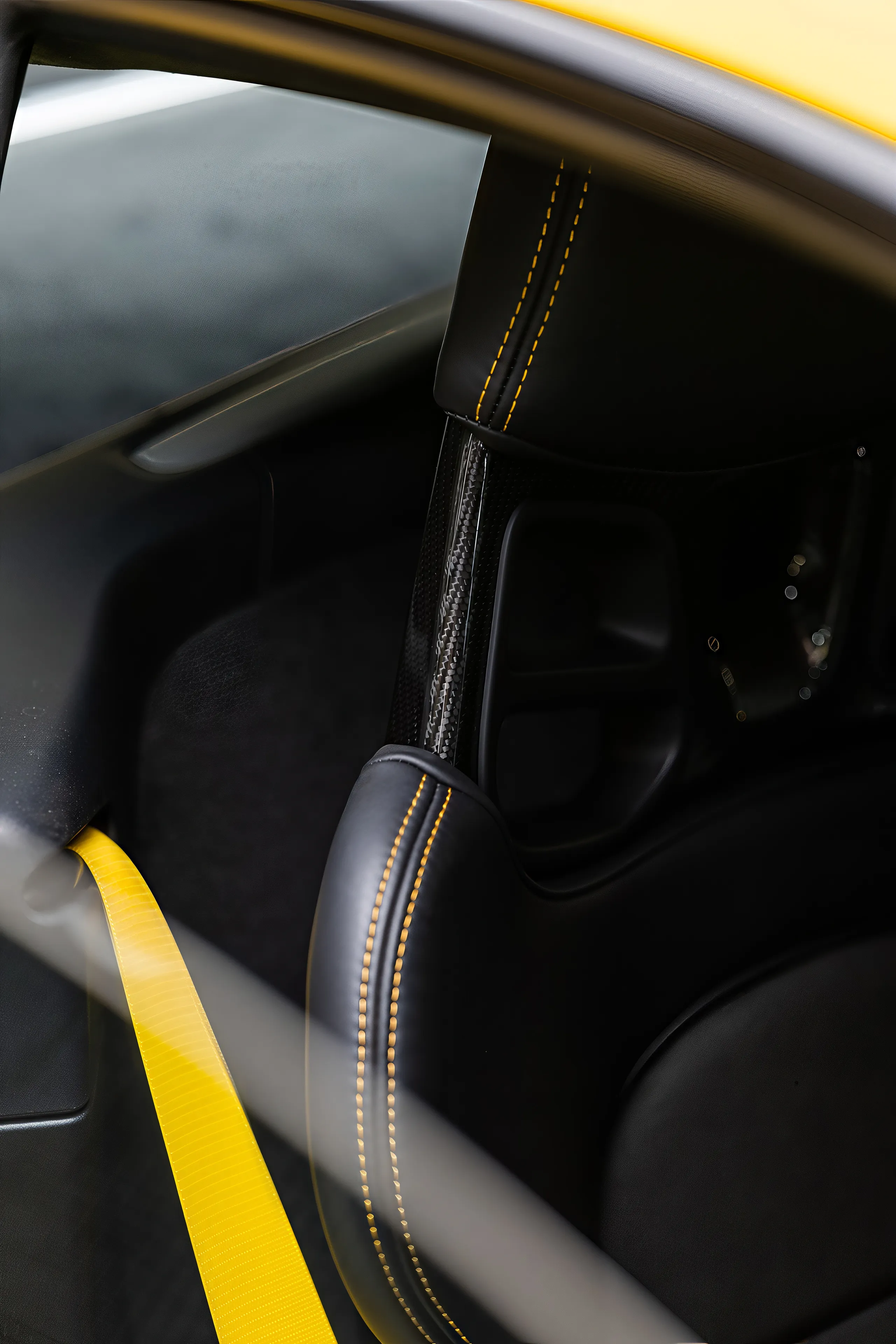 Porsche 718 Cayman GT4 · 8